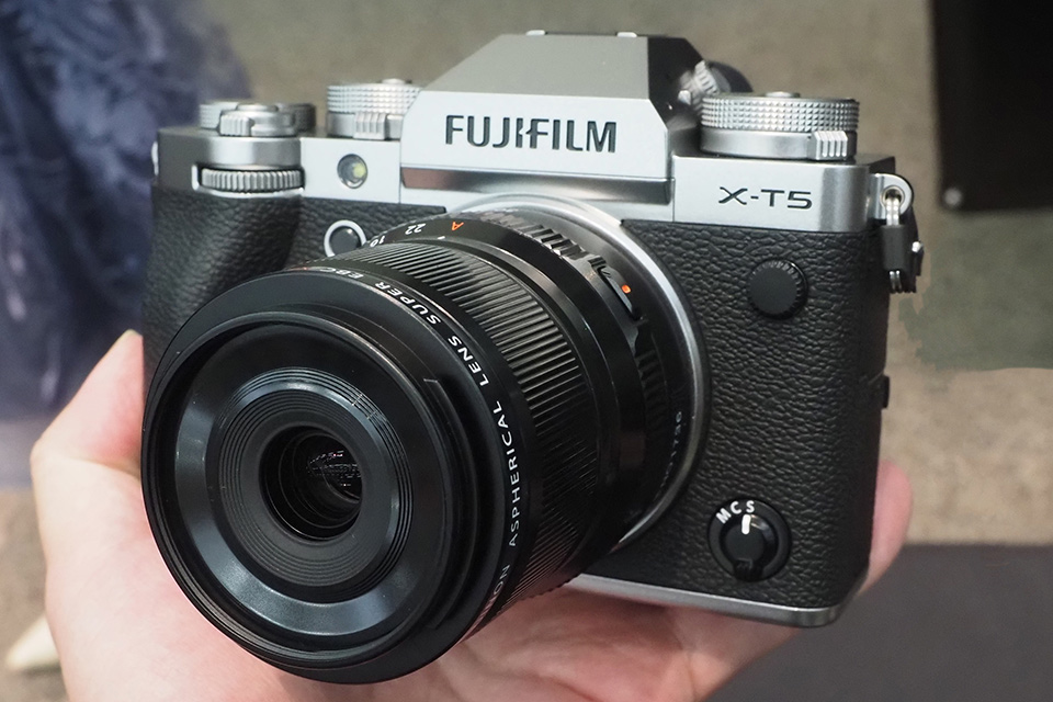 写真機”であることにこだわった小型軽量ミラーレス「FUJIFILM X-T5」を