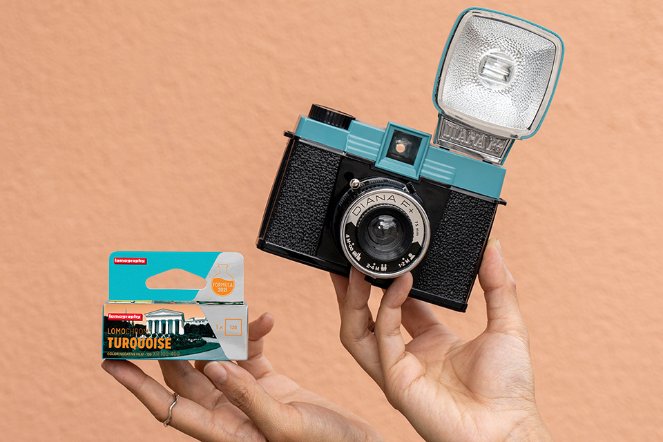 フィルムカメラファンに朗報！ ロモグラフィーの中判フィルムが最大30