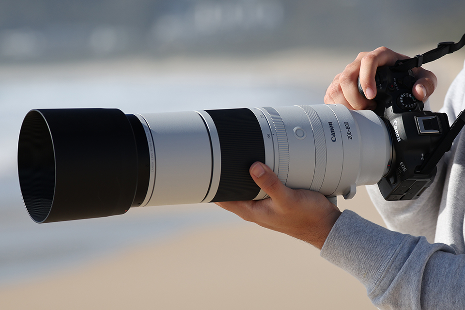 800mmまでカバー！ 手持ち撮影も可能な超望遠ズームレンズ「キヤノン