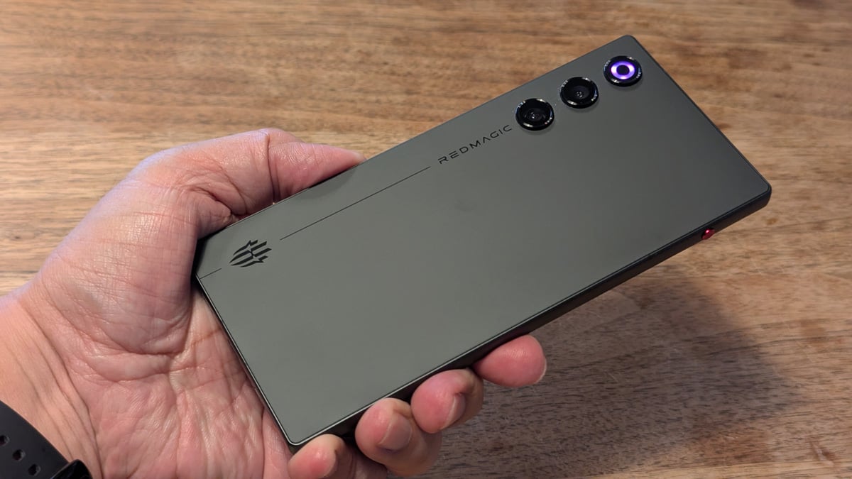 シックで大人なデザインのゲーミングスマホ 薄型軽量になった