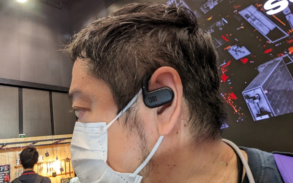 JBLが耳をふさがないオープンイヤー型完全ワイヤレスイヤホン