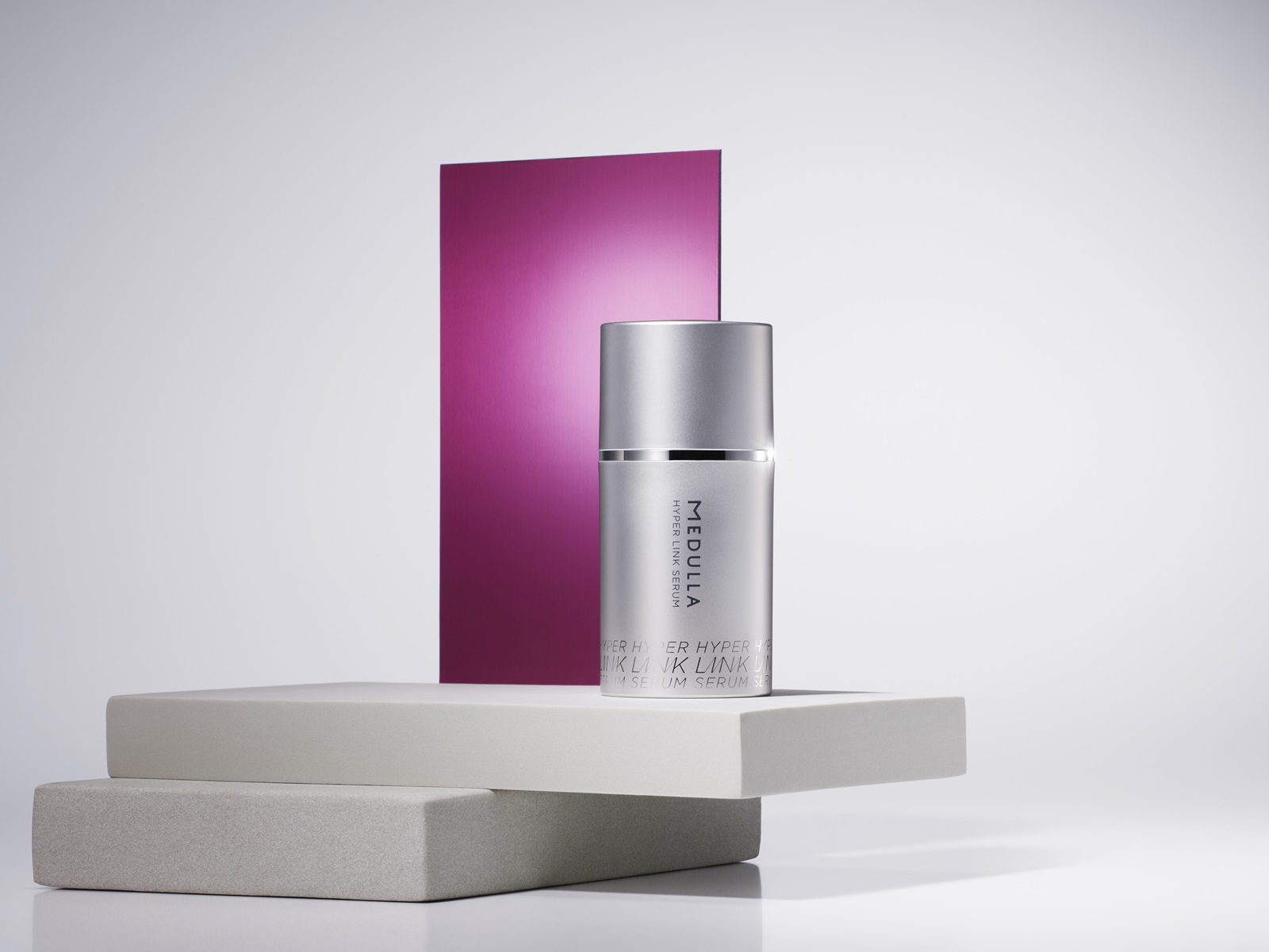 一晩で変わる、うねりが消える…最新の洗い流さない髪用美容液は感動