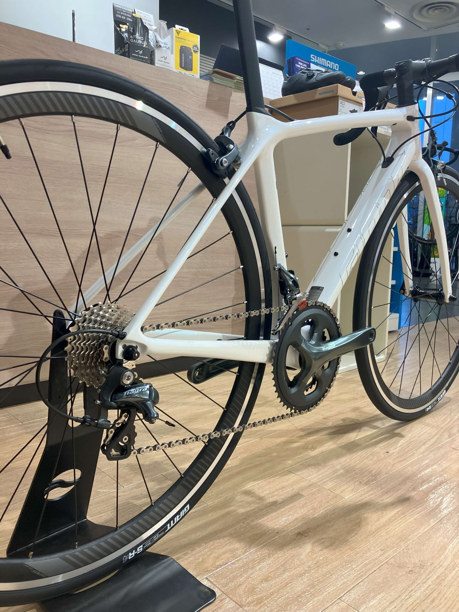 超ハイコスパ】国内限定300台の20万円アンダーのカーボンロード【店頭