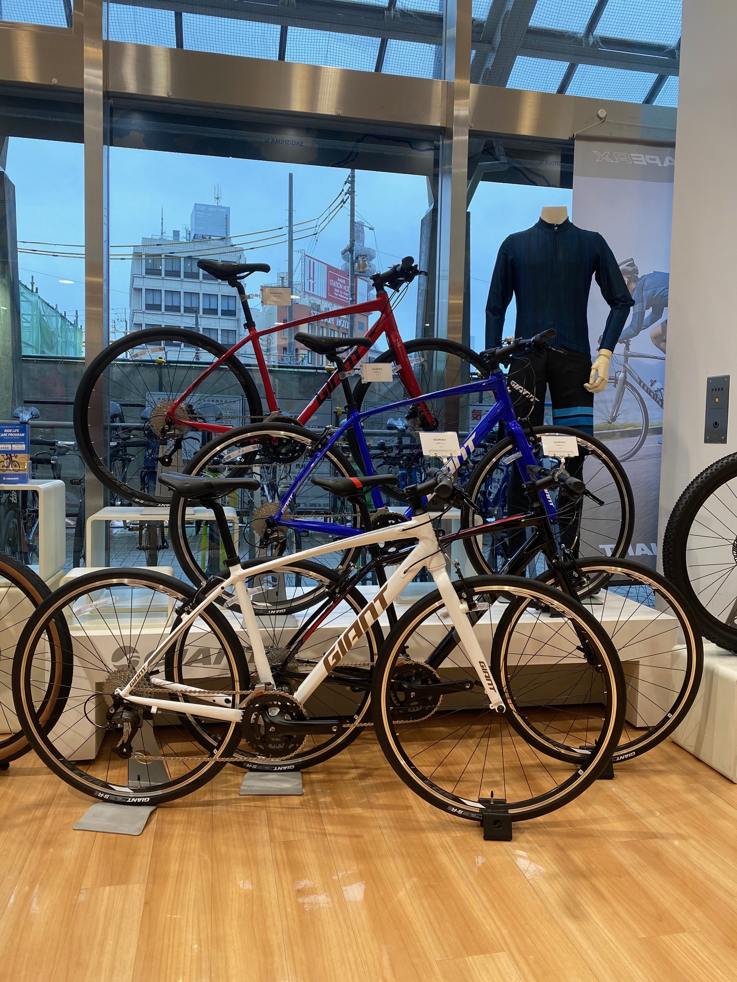 クロスバイク入荷】ESCAPE RX3の3色をご覧いただけます