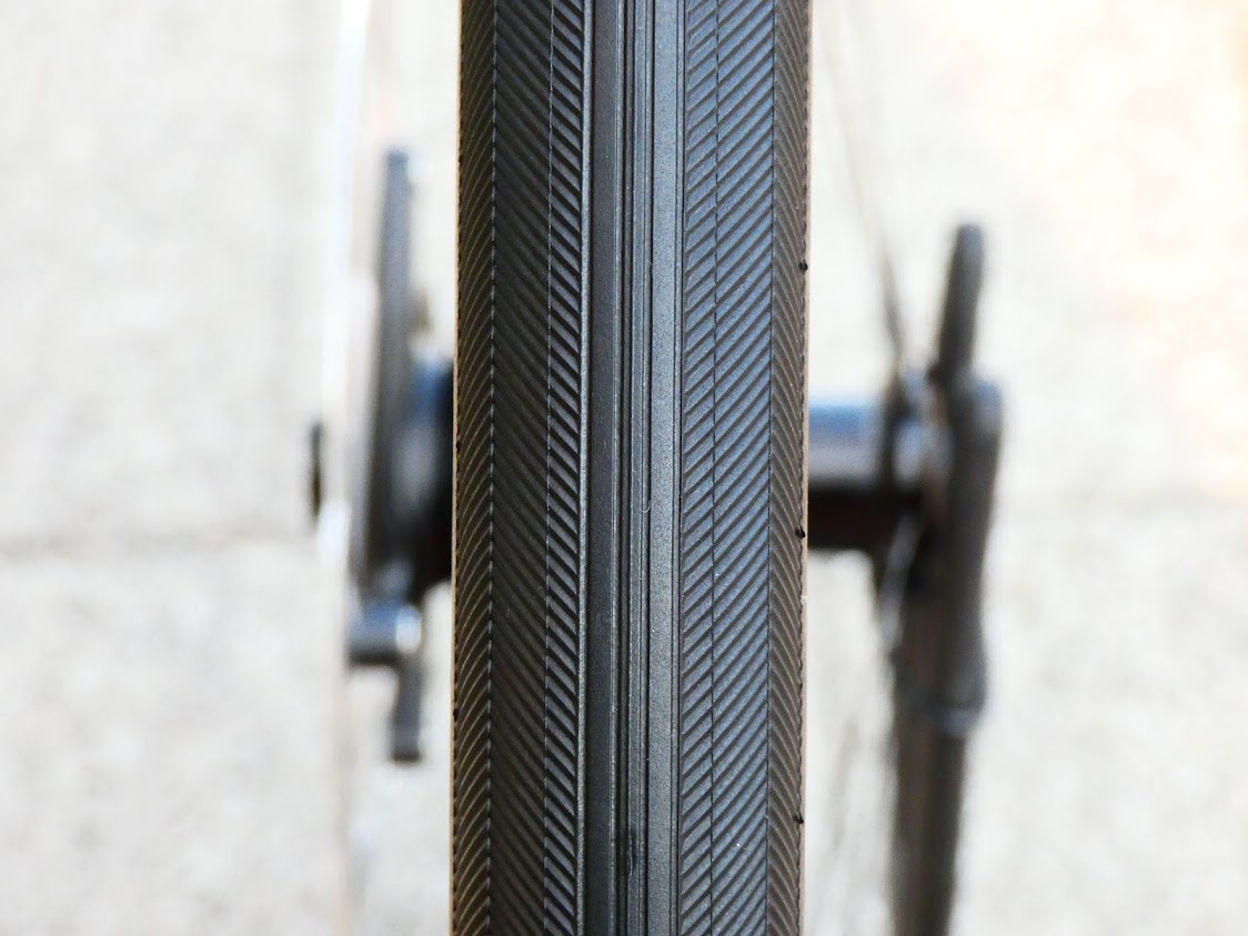 プロが認めたハイエンドチューブレスタイヤ「CADEX TIRES」入荷しま