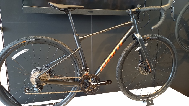 グラベルバイク「リボルト2」 入荷！ ｜ ジャイアントストア高知