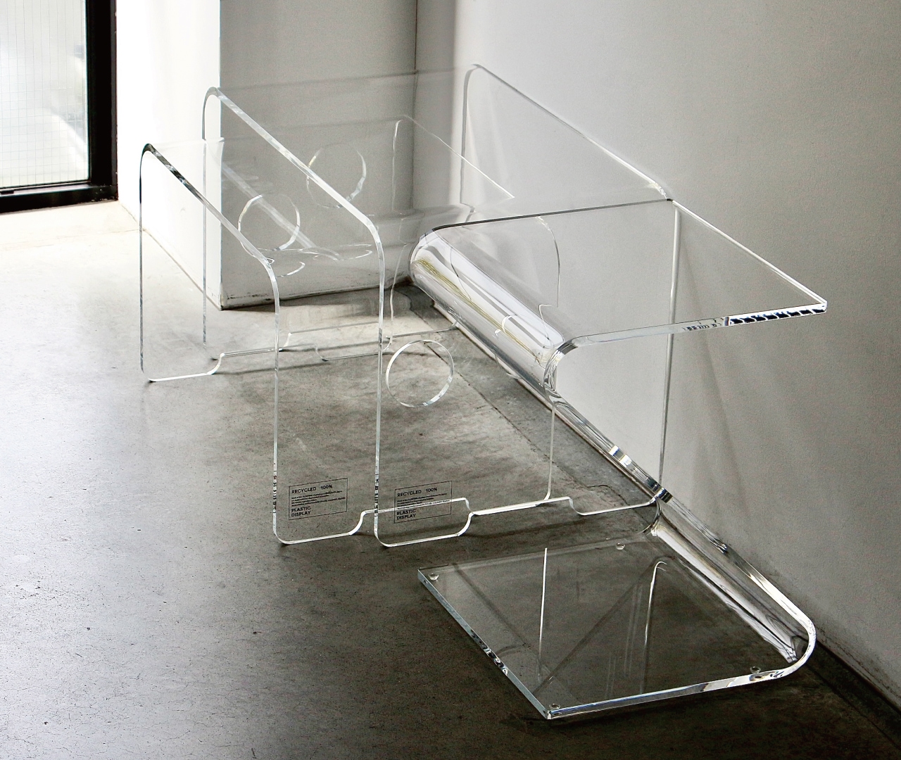 アクリル Z テーブル | 環境に配慮したエコなサイドテーブル | BRANDS