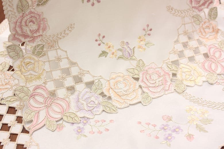 Ribbon ＆ Rose 刺繍＆カットワーク テーブルセンター 約30×45cm