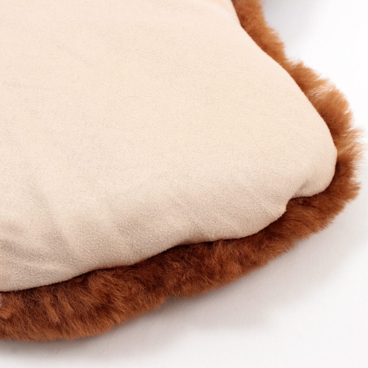 ムートン シートクッション 猫型 短毛 約40×36cm｜インテリアレース