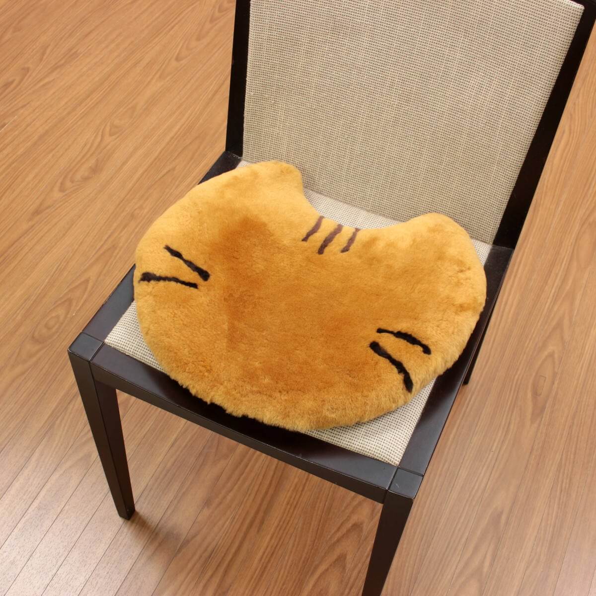 ムートン シートクッション 猫型 短毛 約40×36cm｜インテリアレース