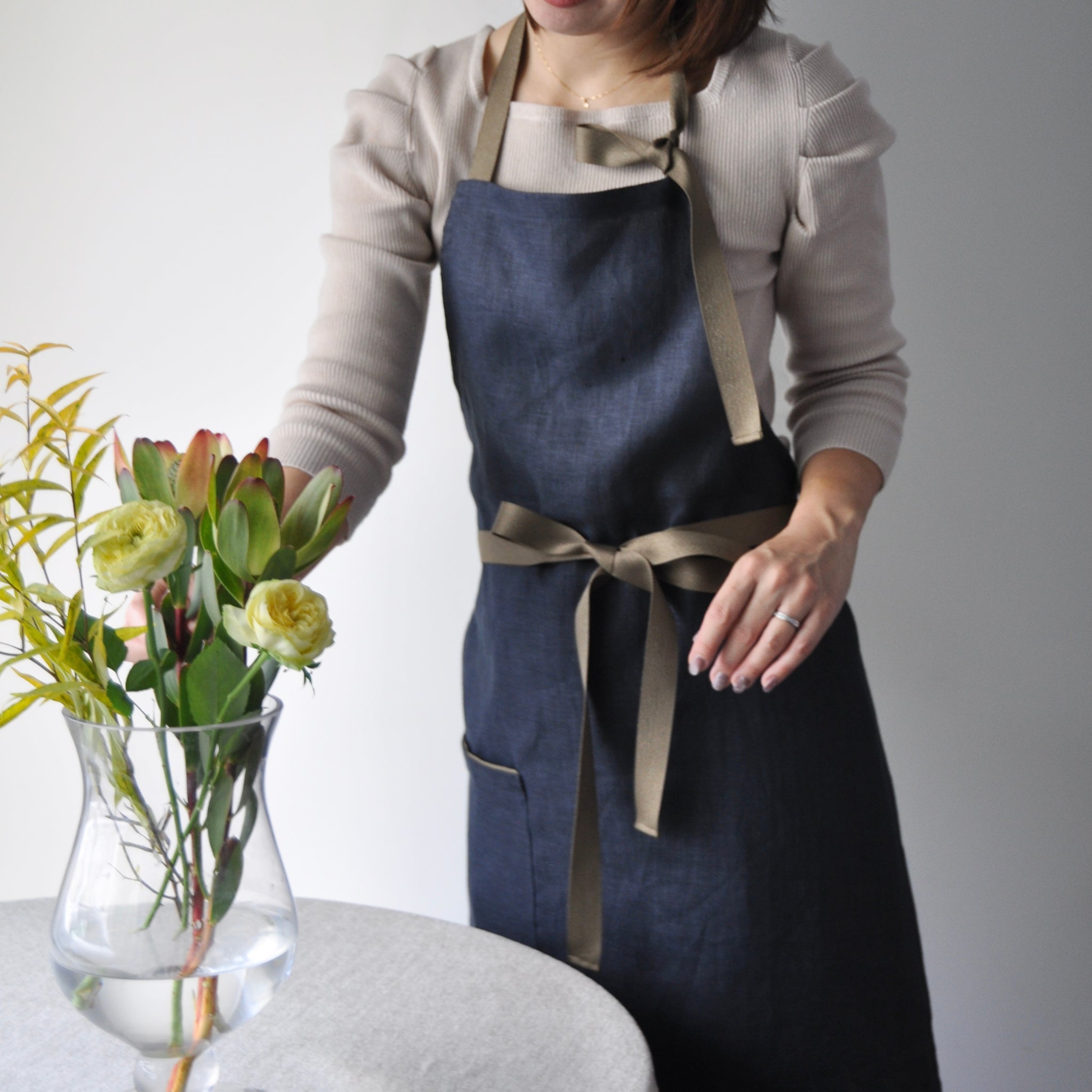 リネンエプロン / ネックストラップ - チャコールグレー x オリーブ