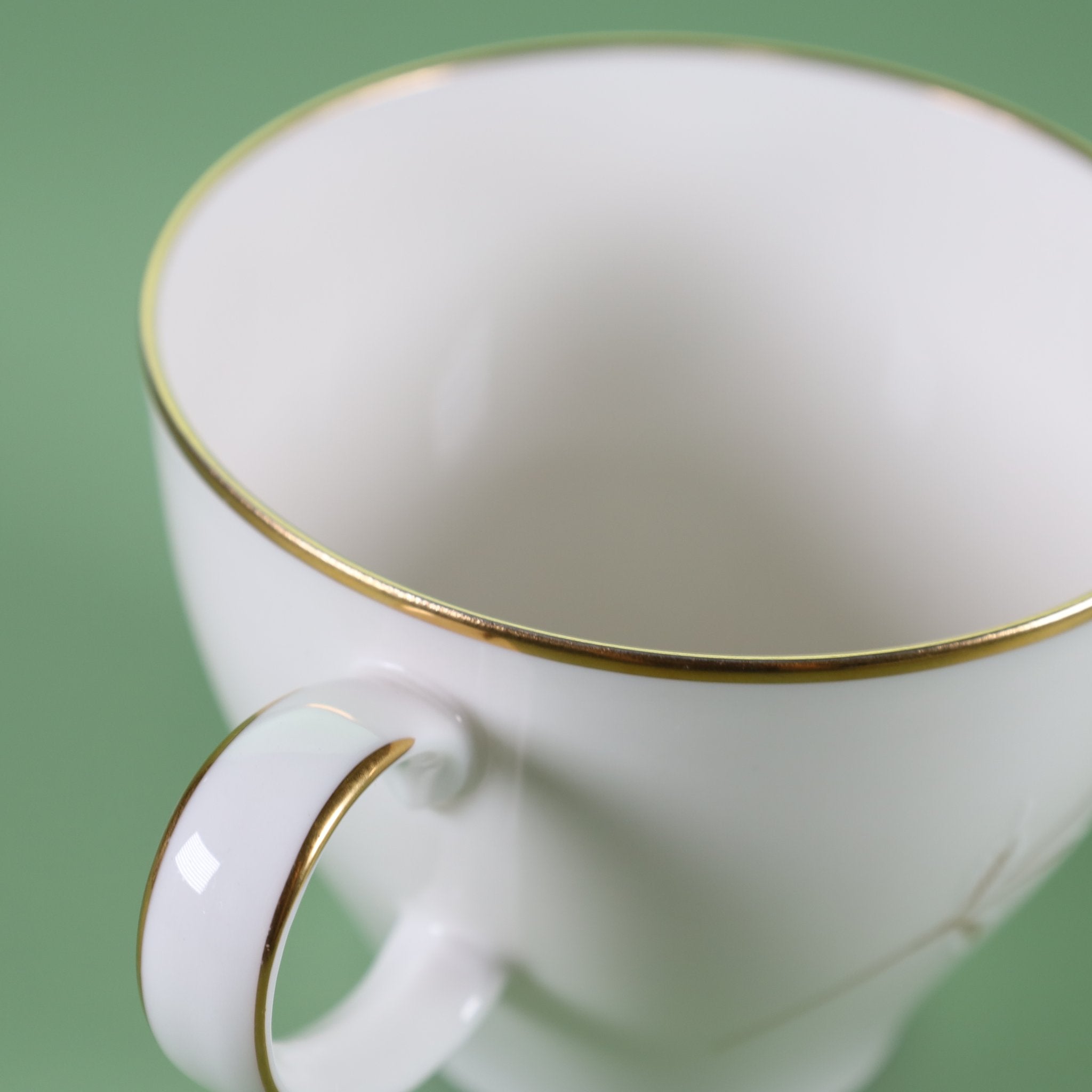 薔薇の密約：ノリタケ「NORA」の芳醇なる午後 ―アイボリーチャイナが