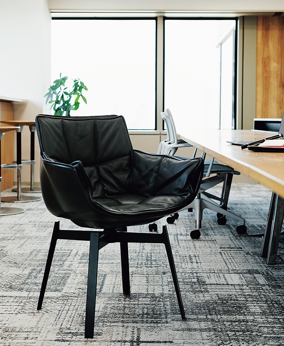 経営者につかの間の休息を与えてくれるB&B ITALIAのソファ | GOETHE