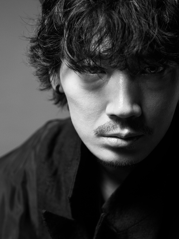 綾野剛×操上和美】前代未聞、圧倒的なスケールの肖像作品集『Portrait