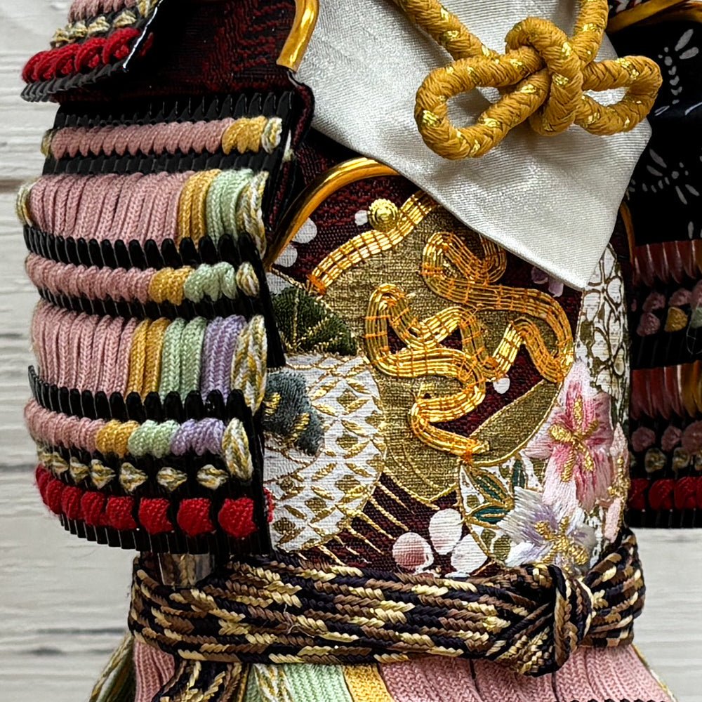 横幅25.5cm｜4号 ケース奉納鎧飾り 金駒刺繍｜ 桃色 エンジ｜彩色な