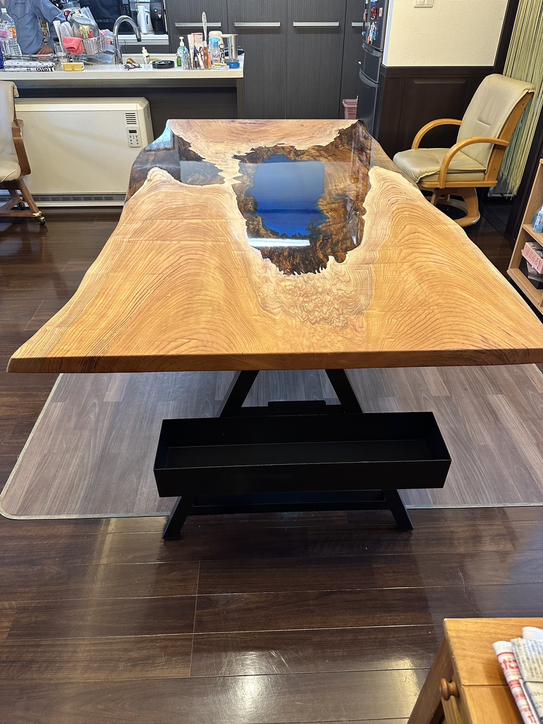 欅（ケヤキ）の一枚板とブルークリアレジンで造作ダイニングテーブル