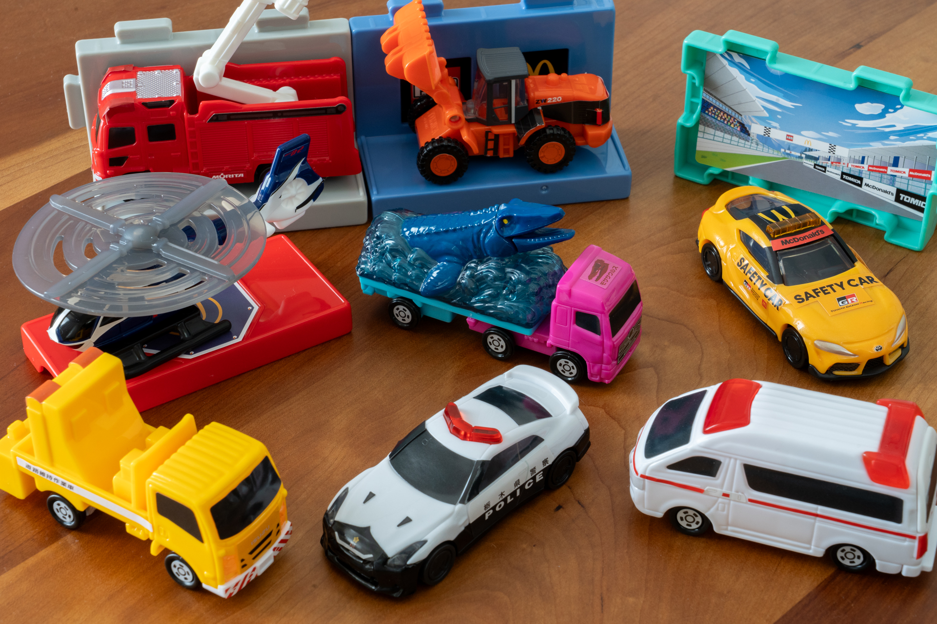 マクドナルド、ハッピーセットに今年も「トミカ」が登場 スマホライト