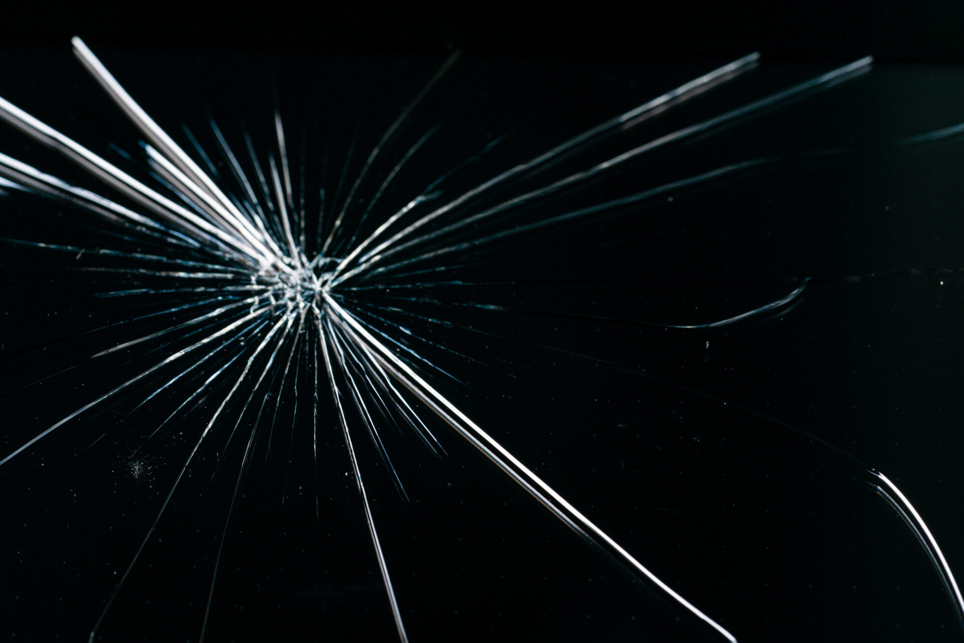 AQUOSスマホの画面が割れたときどうする？修理先や費用相場について