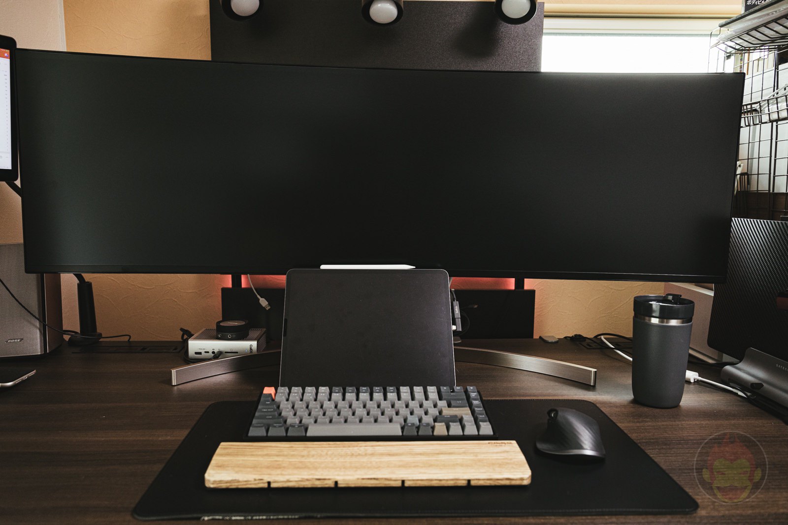 49インチ型ウルトラワイドモニターのある作業環境：ロマンは現実に勝て