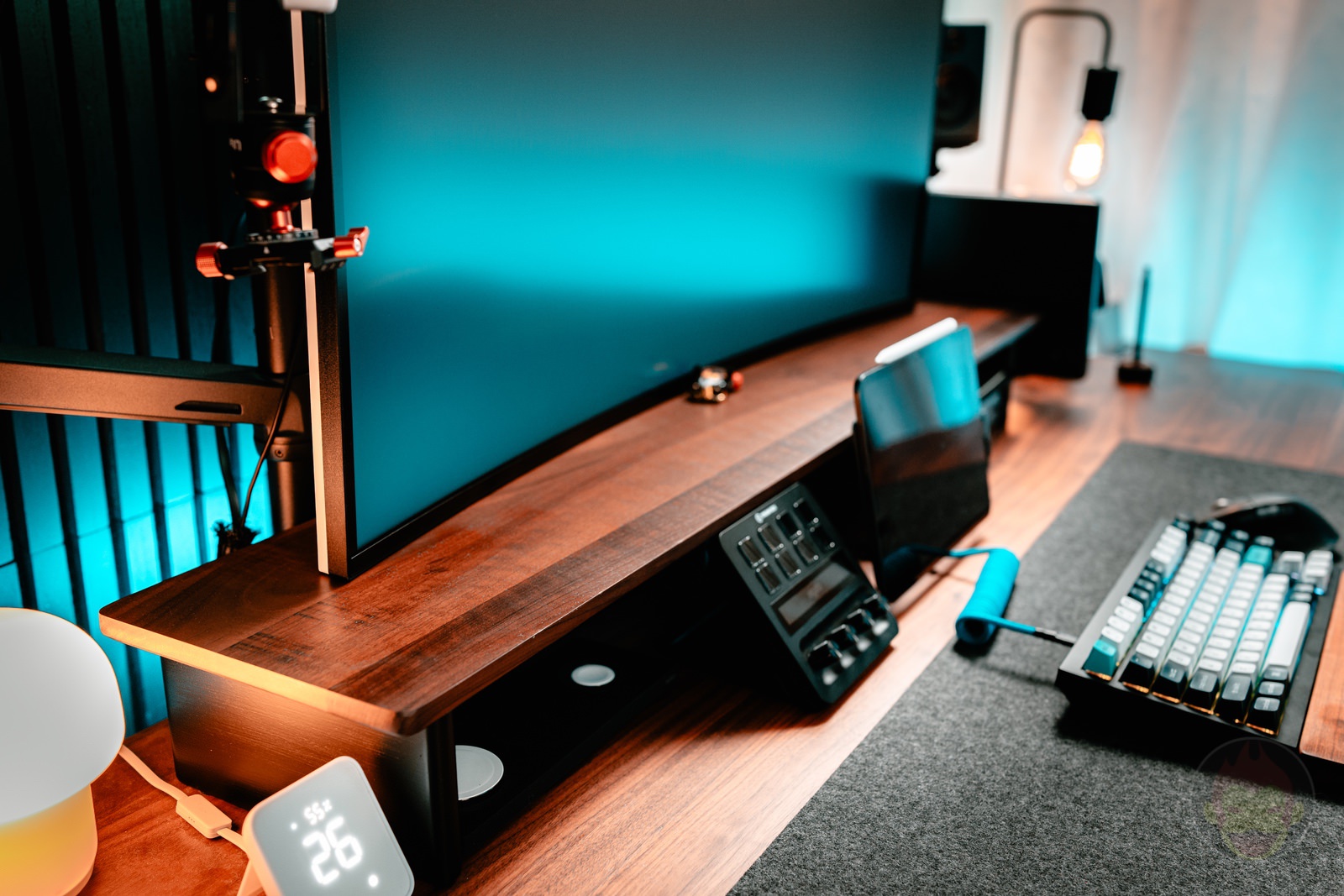 WORLD GADGETSデスクシェルフでデスクの機能性も映えもグレードアップ