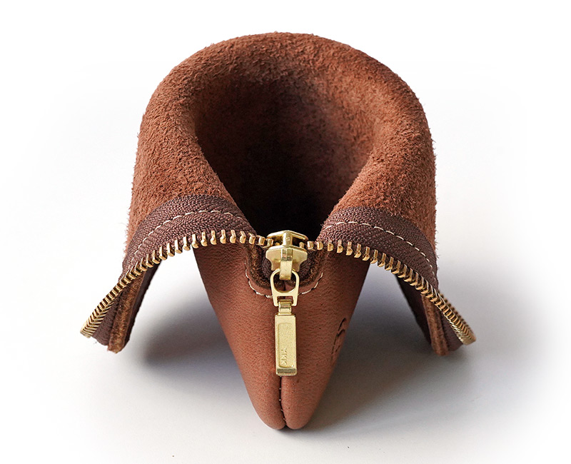 鹿革がふんわりやわらか【スタンド型ペンケース】自立する便利な大人の