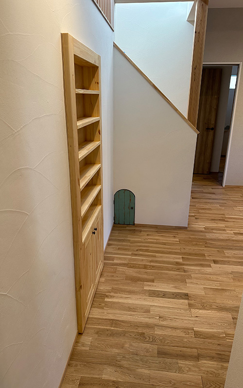 小人用の扉🚪＆隠し扉🚪のその後— 輸入住宅のグリーンアンドハウス