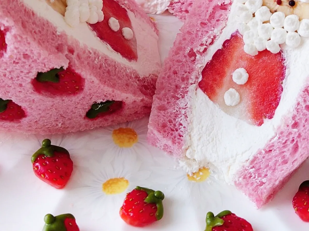 思わず二度見！ “サンタクロース”が挟まったクリスマスサンドが