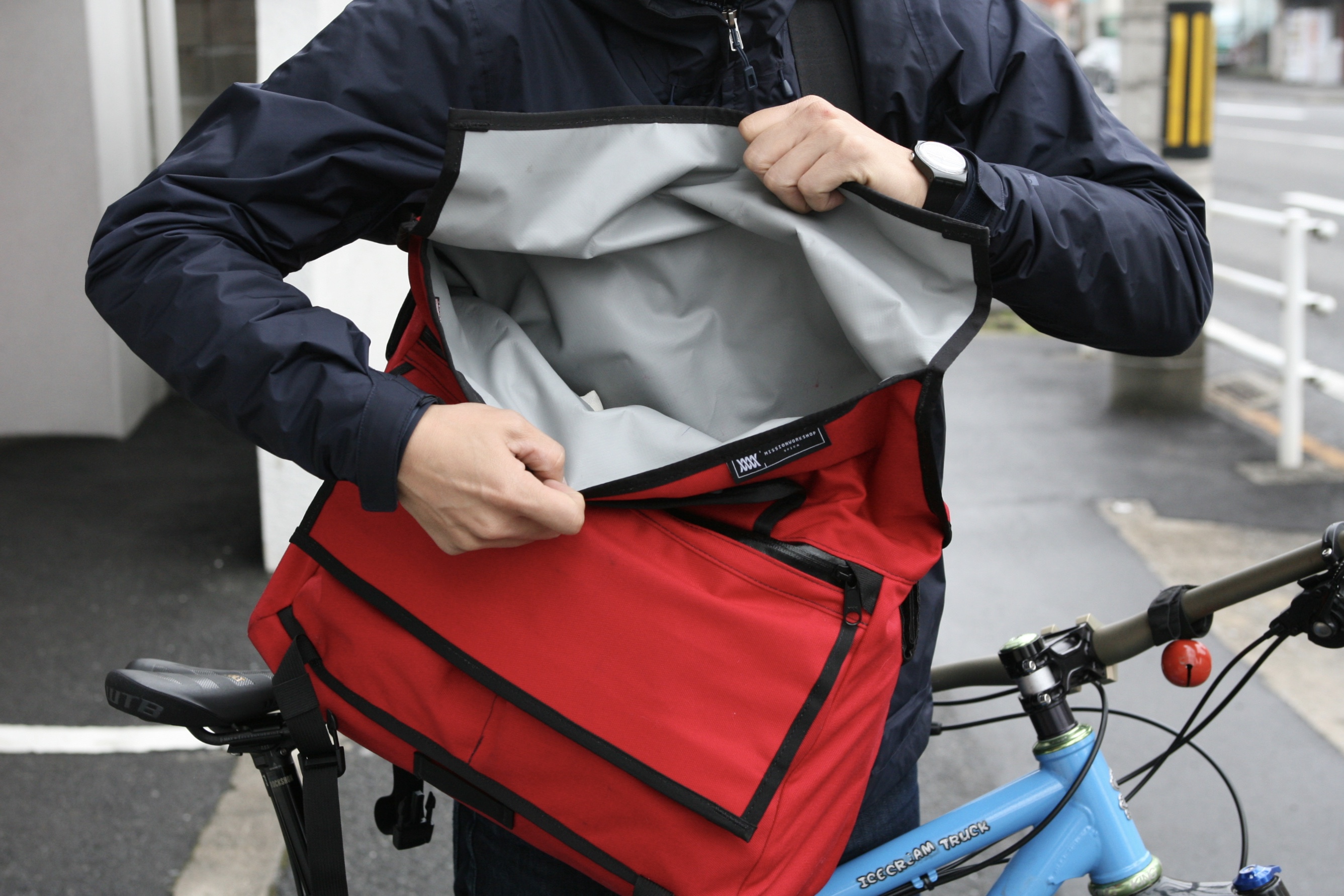 たまには斜めがけのメッセンジャーバッグを使ってみる