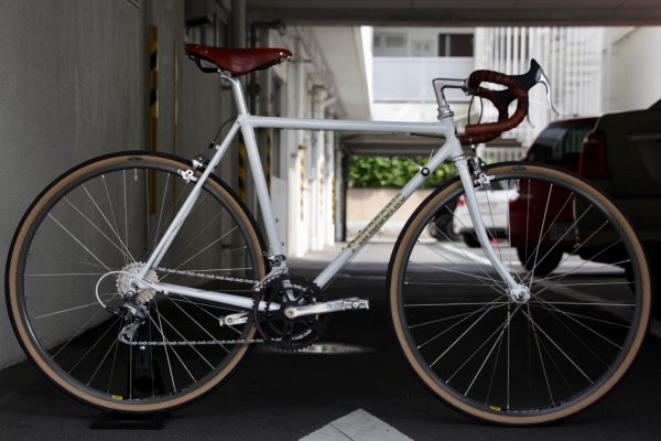 パーツの持ち込み歓迎します。シンプルなクロモリロードバイク