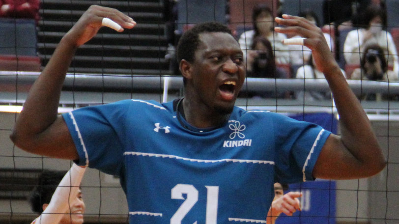 近畿大学バレーボール部「Vの使者」はコンゴ人留学生、バスケとの