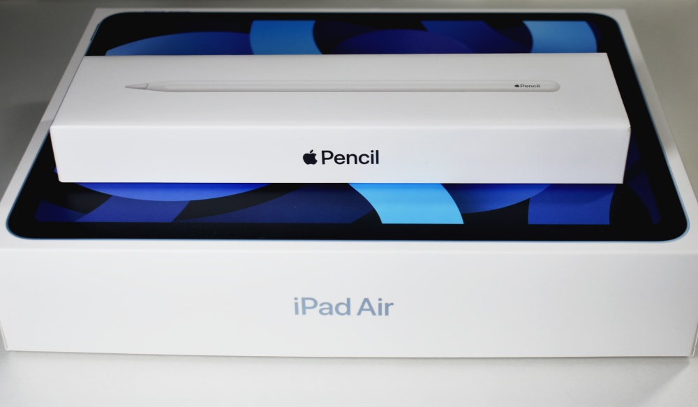 iPad Air 第4世代の人気カラー「スカイブルー」とApple Pencilの