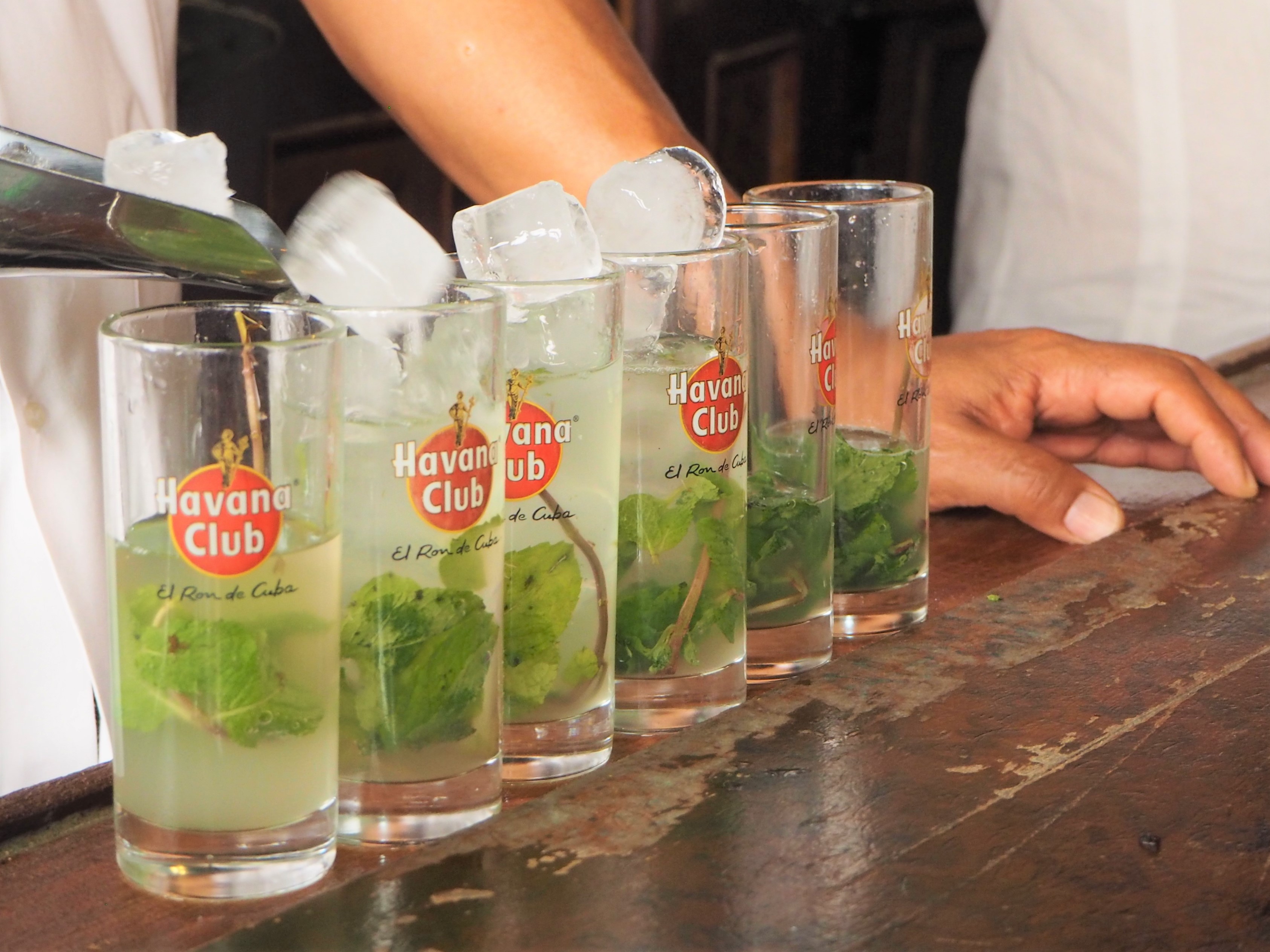 キューバのお酒を飲みくらべ | はじめてのキューバ旅行ガイド【名鉄観光】