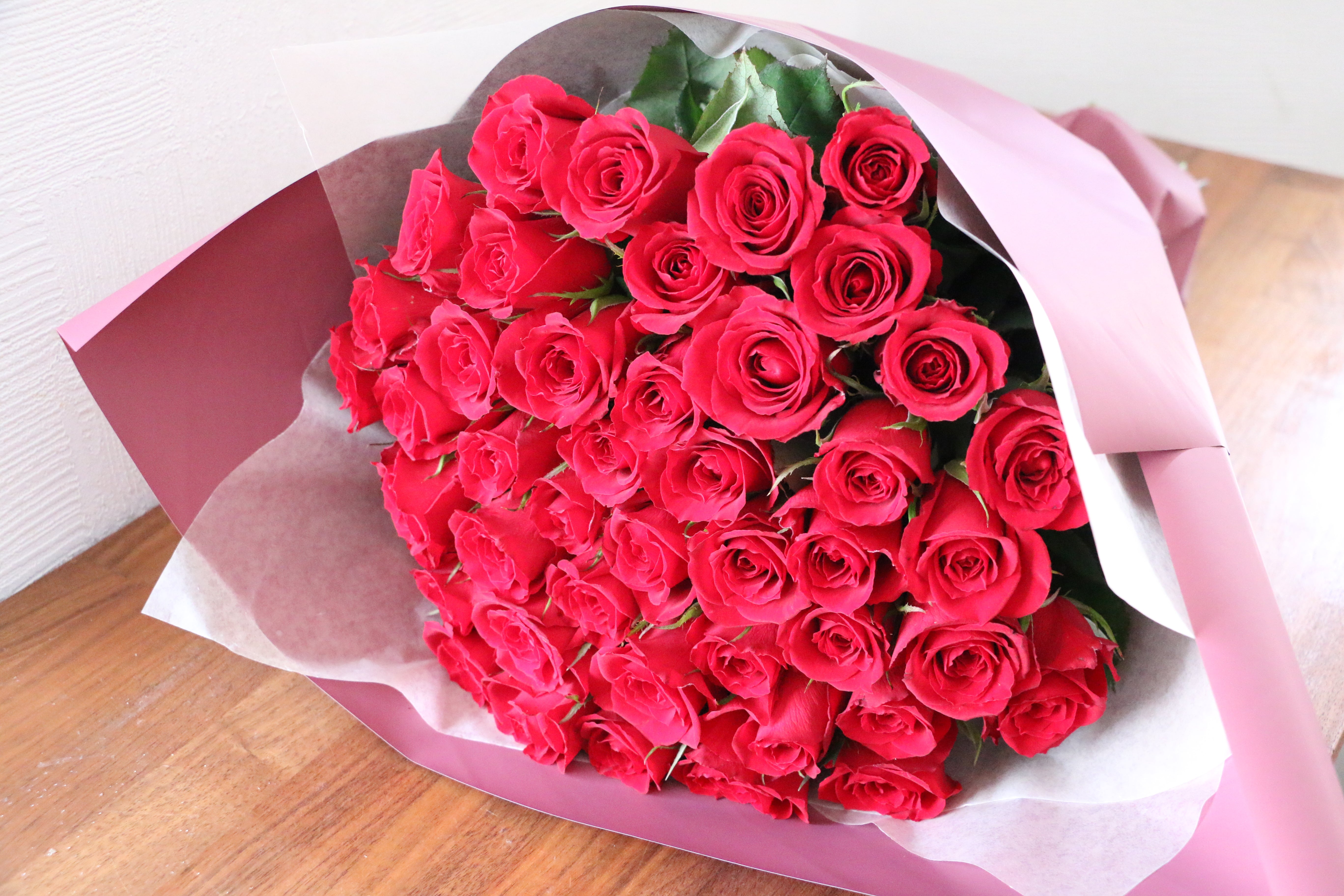 44本の赤いバラの花束-変わらぬ愛 – 花・花束の通販サイト｜HanaTaku