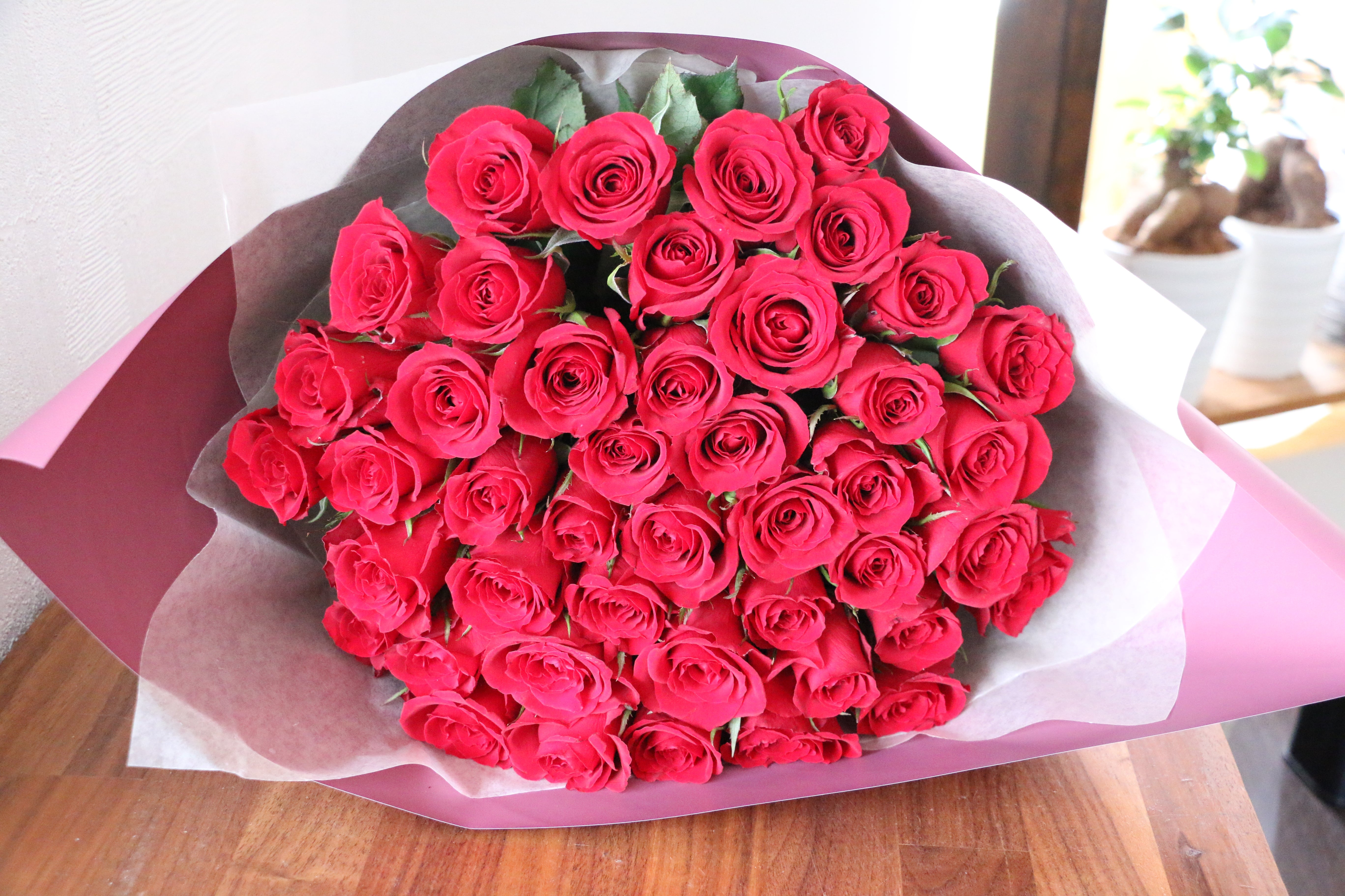 44本の赤いバラの花束-変わらぬ愛 – 花・花束の通販サイト｜HanaTaku