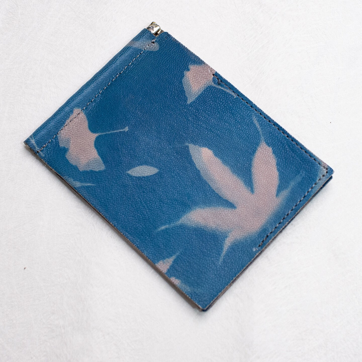 HASSELBLAD500cmBodyとA12フィルムマガジン 青 皮を飾ります