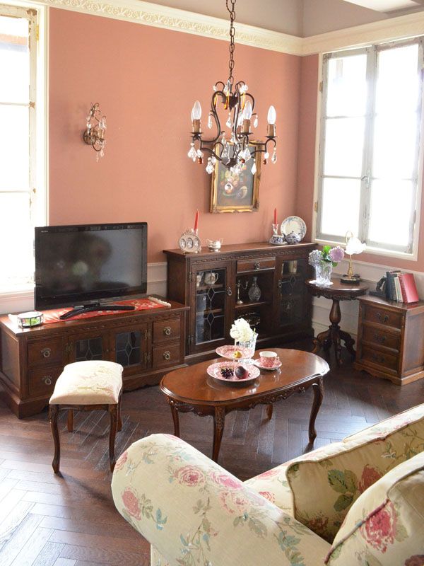 テレビボードにピッタリのアンティーク調家具、オールドチャームの