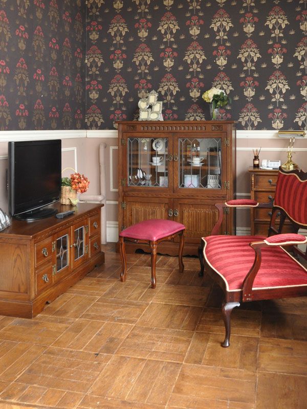 テレビボードにピッタリのアンティーク調家具、オールドチャームの