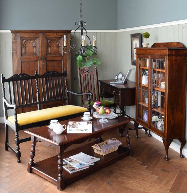 イギリスのアンティークキャビネット、おしゃれなステンドガラス扉付き