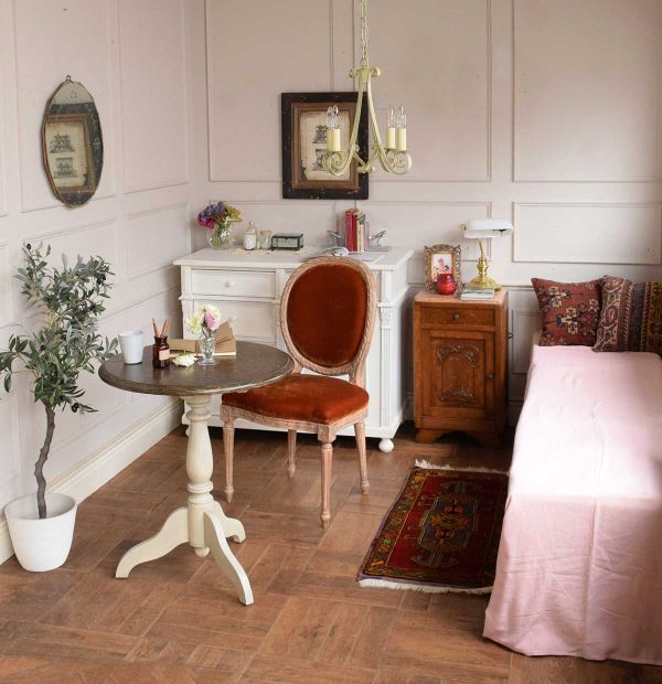 フランスから届いたアンティーク調の椅子、シャビーシックでおしゃれな