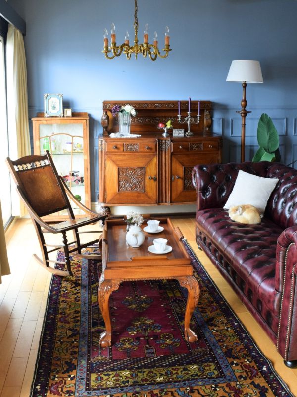 アンティーク調のおしゃれな2人掛けソファ、チェスターフィールド