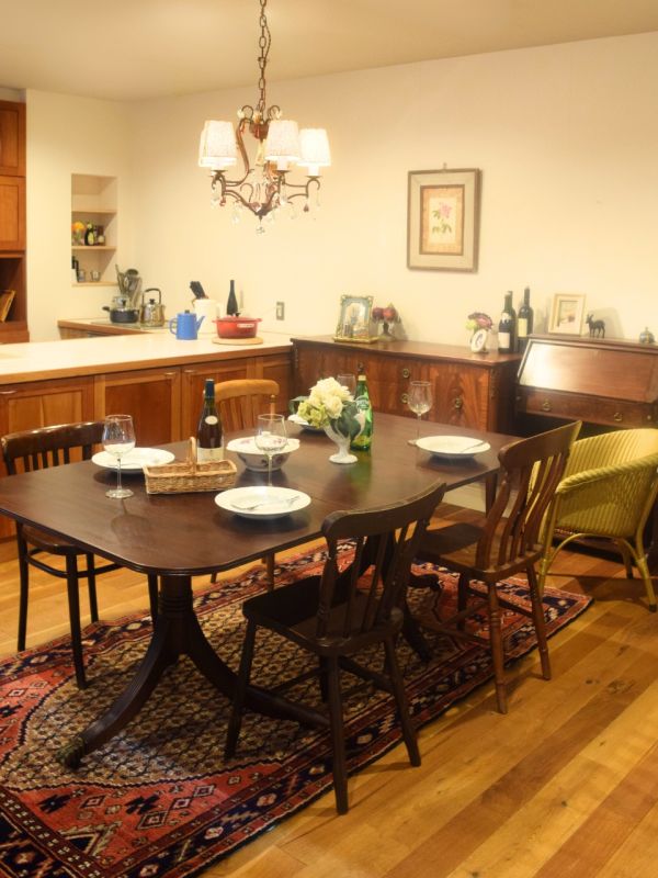 おしゃれなアンティークの椅子、素朴な雰囲気が漂うアンティークの