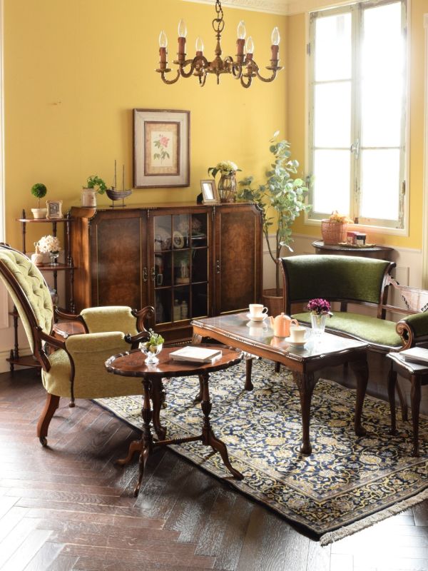 大人っぽい雰囲気の、アンティークの真鍮製シャンデリア・6灯タイプ