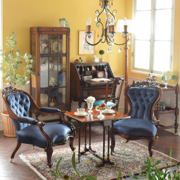 透かし彫りのティアラを被った女王様のような椅子、英国アンティークの