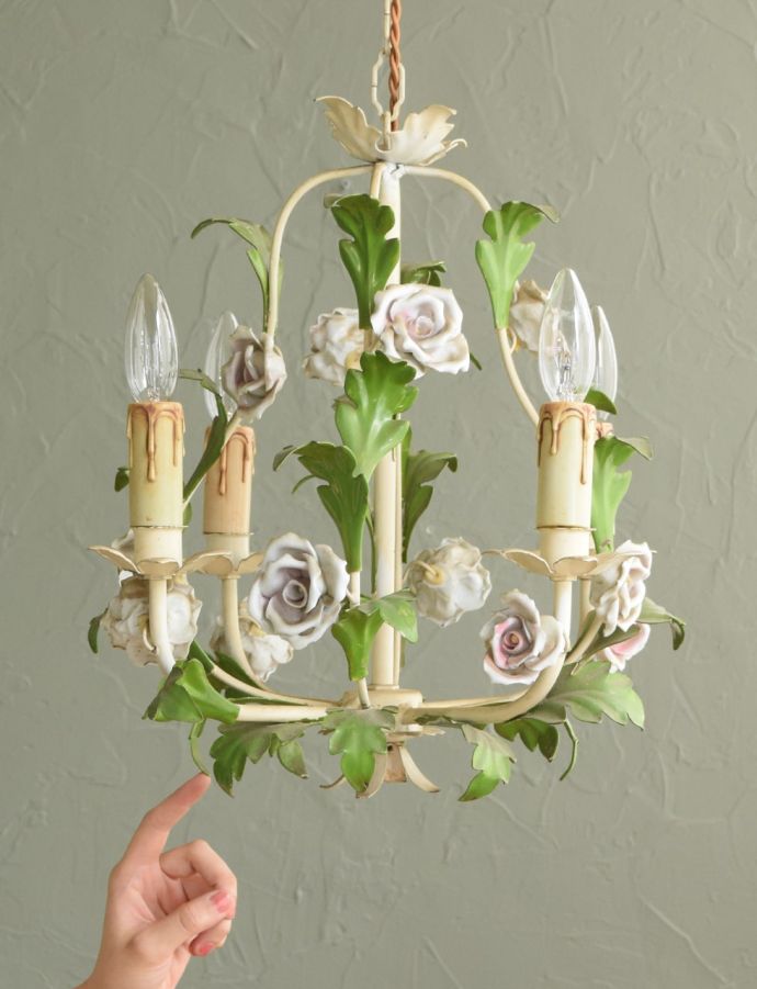 フランスのおしゃれな4灯シャンデリア、紫のバラが咲き誇る