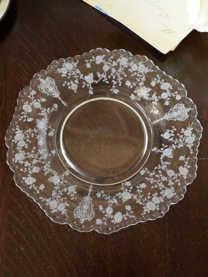 ディプレッショングラスのアンティークプレート、ケンブリッジ社の