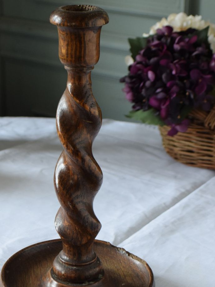 イギリスのアンティークキャンドルスタンド、ツイストデザインの木製の