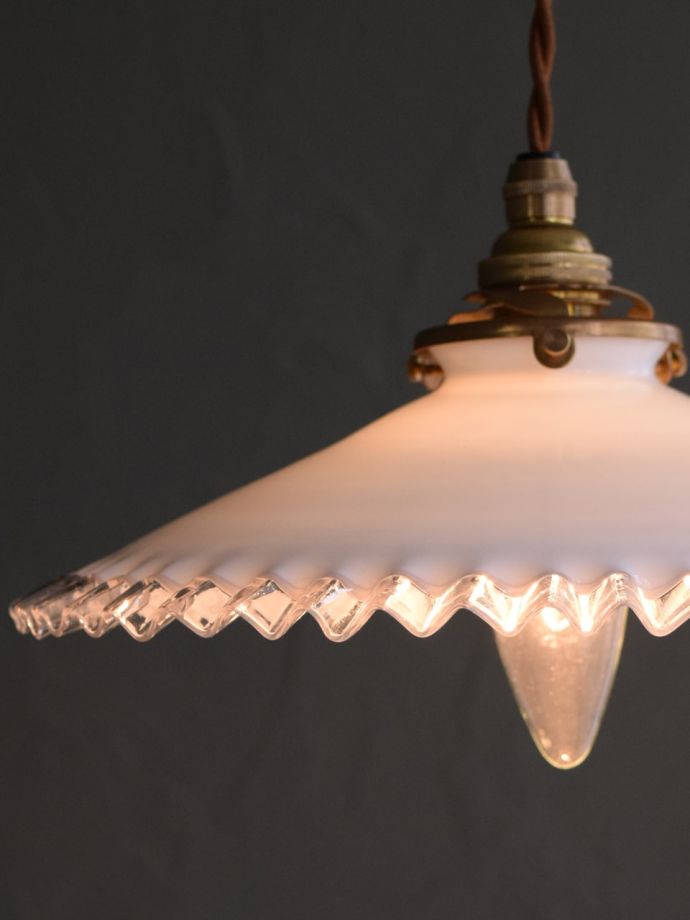 ミルクガラスのフリルシェード、フランスのアンティークペンダント