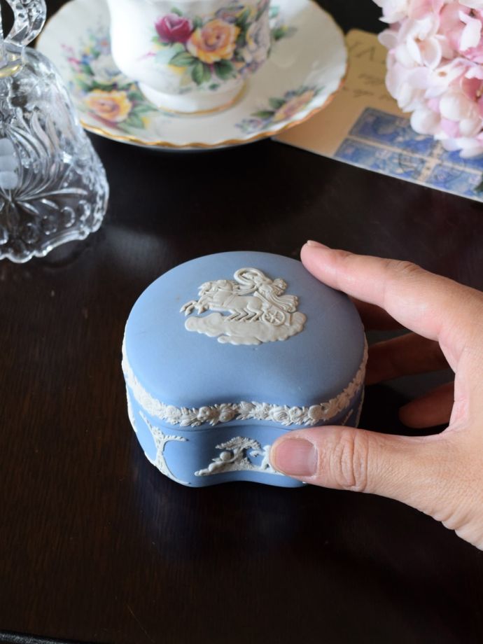 英国アンティークのジャスパーウェア、ウェッジウッドのフタ付きの小物