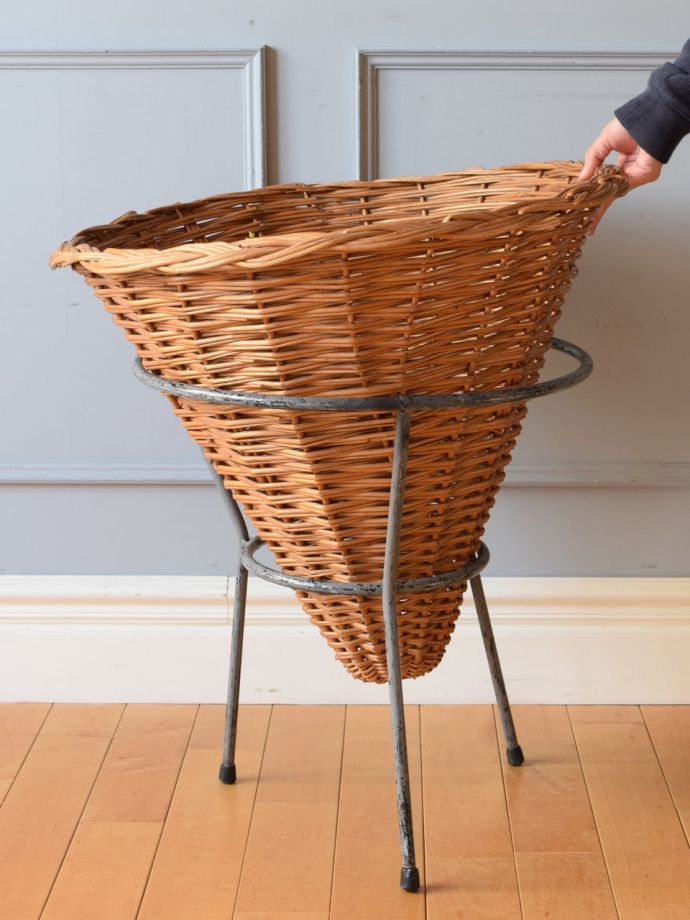 フランスで見つけたラタンのバスケット、アイアンの足が付いた