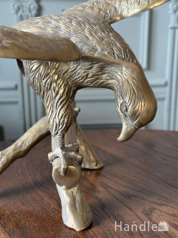 イギリスで見つけた真鍮製のフィギュア、ビンテージのタカのオブジェ